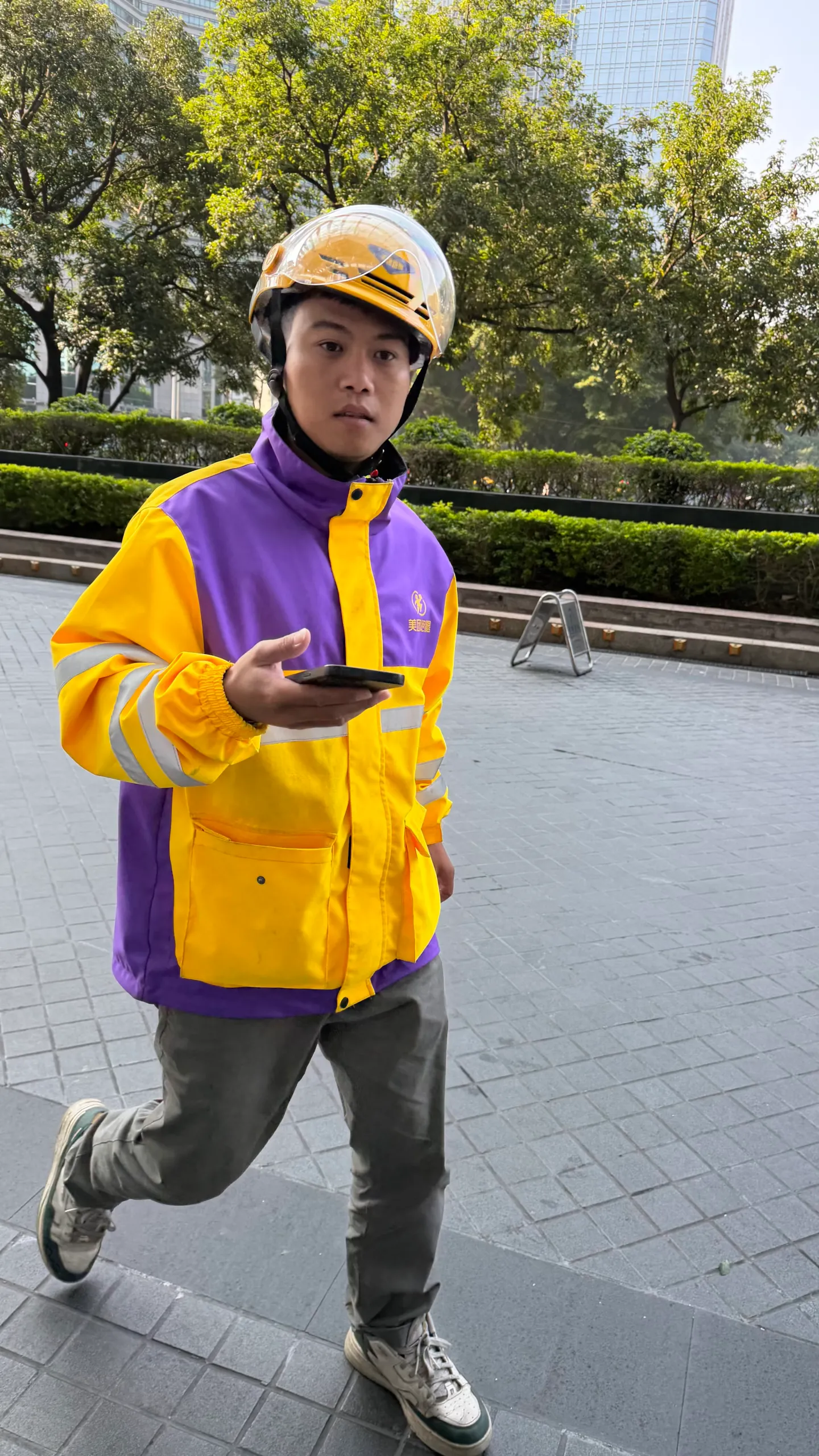 pair Meituan delivery driver in Guangzhou